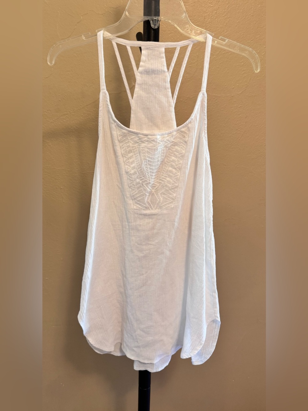 Women’s White Embroidered Strappy Tank Top rayon sz medium
